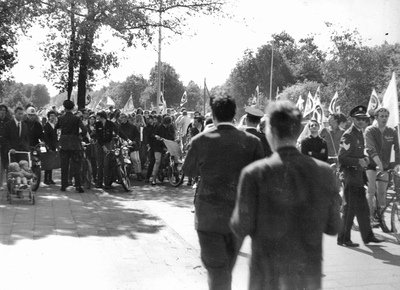 847959 Afbeelding van deelnemers aan een demonstratieve optocht, georganiseerd door het Algemeen Nederlands Jeugd ...